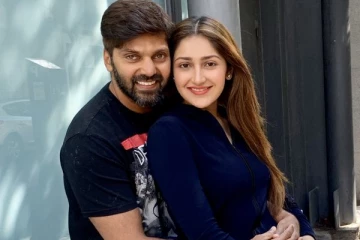 அச்சு அசலாக சாயீஷா போலவே இருக்கும் அவரின் மகள் - அழகிய குடும்ப புகைப்படம்