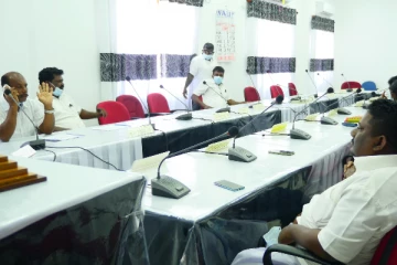 கலவரமாக மாறிய மன்னார் பிரதேசசபை அமர்வு- ஒலிவாங்கியை தூக்கி வீசி தகாத வார்த்தைகளால் பேசிய பெண் உறுப்பினர்!