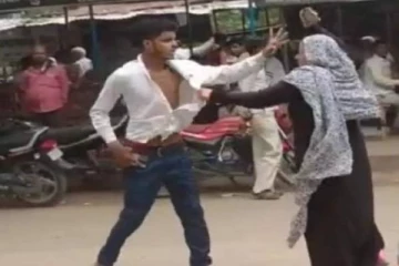 நடுரோட்டில் மருமகனை செருப்பால் அடித்த மாமியார்- வைரலான வீடியோவால் ஏற்பட்ட பரபரப்பு!