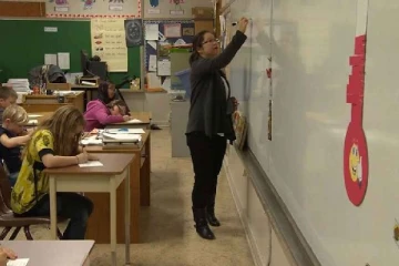 கியூபெக்கில் ஆசிரியர் வேலை நிறுத்தத்தில் குதிக்கும் ஆசிரியர்கள்