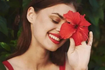 சருமத்தில் உள்ள  கரும்புள்ளிகளை நீக்க வேண்டுமா? செம்பருத்தி பூ இப்படி பயன்படுத்துங்க