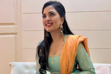 நடிகை ஸ்ருஷ்டி டாங்கே அழகிய உடையில் வெளியிட்ட புகைப்படங்கள்