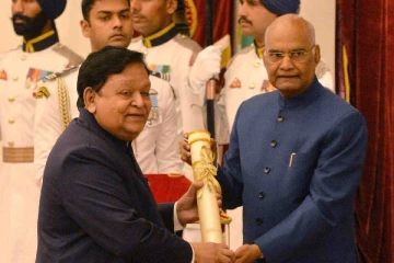 கோடிக்கணக்கான சொத்தில் பாதிக்கு மேல் தானம்., ரூ.760 சம்பளத்தில் தொடங்கி ரூ. 4,00,000 கோடி சாம்ராஜ்யத்தை உருவாக்கிய தொழிலதிபர்