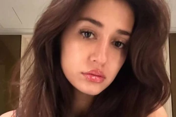 வெறும் அந்த ஆடையுடன் மிரர் செல்ஃபி!! அதிச்சி கொடுத்த நடிகை திஷா பதானி..