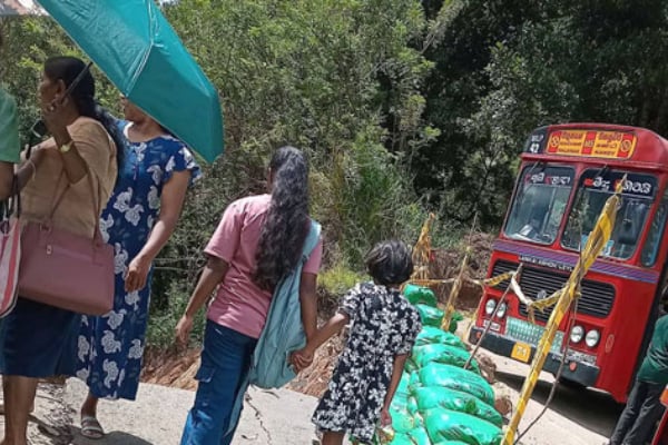 தவிர்க்கப்பட்ட பாரிய விபத்து - தெய்வாதீனமாக தப்பிய பயணிகள் | Driver Saves 40 Passangers From A Accident