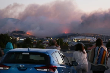 லொஸ் ஏஞ்சல்ஸில் பற்றி எரியும் காட்டுத் தீயால் 30,000 பேர் வெளியேற்றம்!