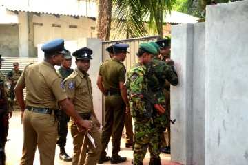 மனைவியான காவல்துறை அதிகாரியை எரித்து கொன்ற முன்னாள் இராணுவ வீரர்