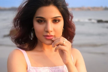 ஆத்மிகா கடற்கரையில் அழகிய உடையில் - லேட்டஸ்ட் போட்டோஷூட்