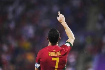 அது கடவுள் கொடுத்த வரம்! எந்த கோப்பையும் உங்கள் விளையாட்டை பறிக்க முடியாது..ரொனால்டோ குறித்து இந்திய கிரிக்கெட் வீரர் உருக்கம்