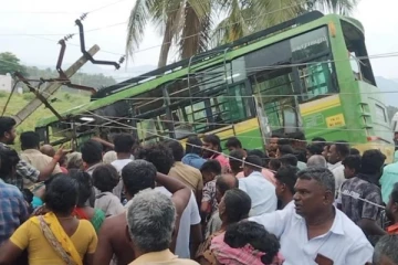 மினி பஸ் கவிழ்ந்து விபத்து.. பள்ளி மாணவர்கள் 2 பேர் பலி - முதல்வர் நிதியுதவி!