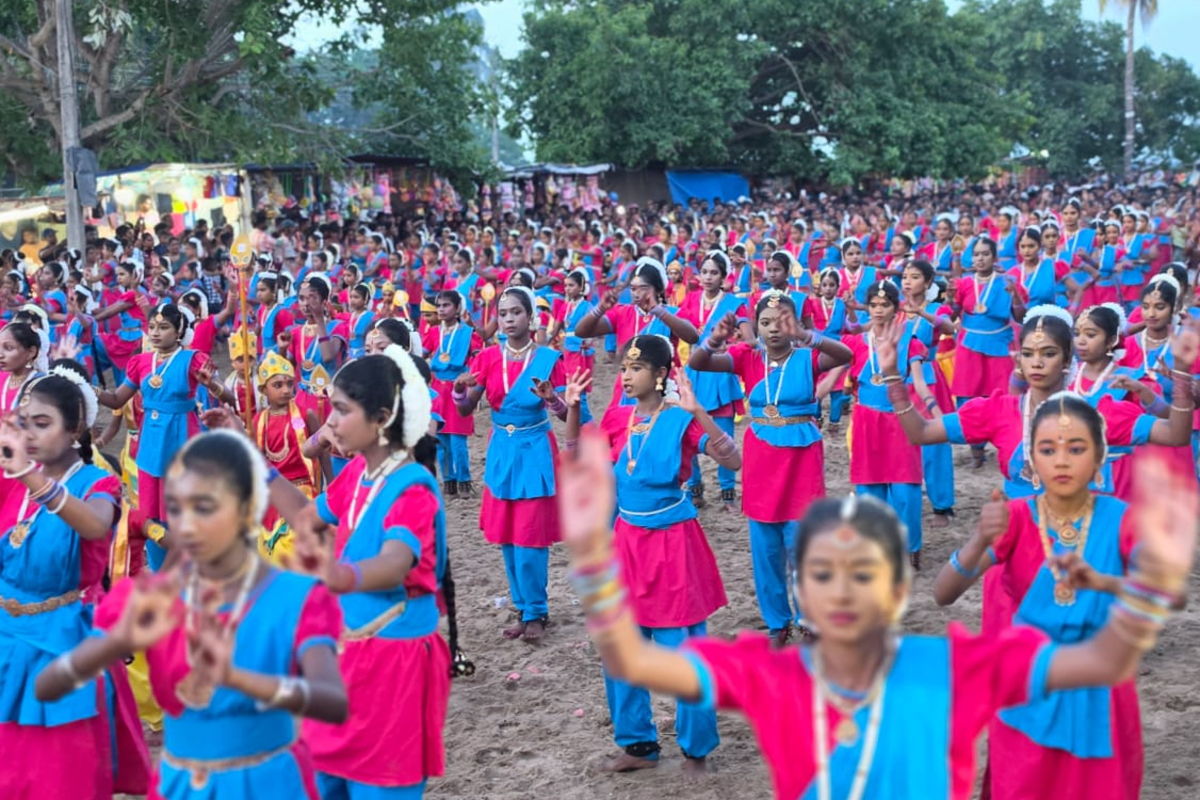 திருக்கோவில் சித்திரவேலாயுத சுவாமி ஆலயத்தில் கடல் அலையை தாண்டி ஒலித்த மாணவர்களின் கால் சலங்கை ஓசை | Grand Bharata Natyam Event At The Temple திருக்கோவில் சித்திரவேலாயுத சுவாமி ஆலயத்தில் கடல் அலையை தாண்டி ஒலித்த மாணவர்களின் கால் சலங்கை ஓசை | Grand Bharata Natyam Event At The Temple