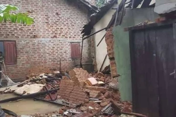 மழையால் திடீரென இடிந்த வீடு