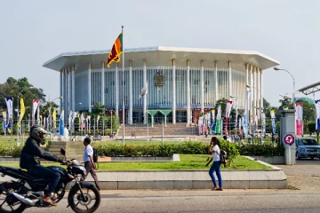 கொழும்பில் விஷ ஊசி செலுத்தி கொல்லப்பட்ட நாய்களால் சர்ச்சை