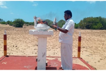 இராணுவத்தினரின் கடும் நெருக்கடிக்கு மத்தியில் முள்ளிவாய்க்காலில் அஞ்சலி செலுத்திய சிவாஜிலிங்கம்