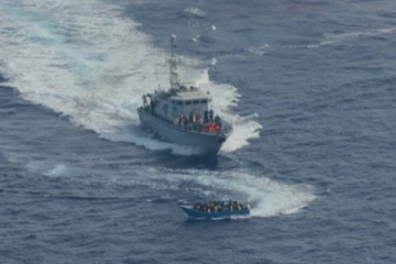 நடுகடலில் அகதிகள் படகை விரட்டி விரட்டி சுட்டு கொடூர தாக்குதல்.. கப்பலில் வந்தவர்கள் வெறிச்செயல்! பதற வைக்கும் காட்சி