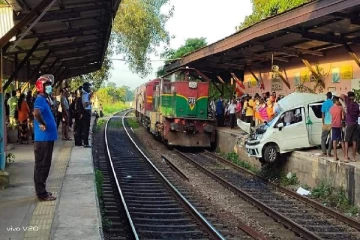 காரை மோதி தள்ளியது ரயில்- ஒருவர் பலி (படங்கள்)
