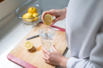 காலையில் சூடு தண்ணீரில் எலுமிச்சை சாறு கலந்து குடிங்க... அதிசயத்தை காண்பீர்கள்