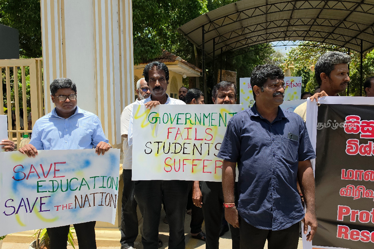 யாழ்.பல்கலைக்கழகத்தில் முன்னெடுக்கப்பட்ட அடையாள கவனயீர்ப்புப் போராட்டம் | Protest University Of Jaffna யாழ்.பல்கலைக்கழகத்தில் முன்னெடுக்கப்பட்ட அடையாள கவனயீர்ப்புப் போராட்டம் | Protest University Of Jaffna