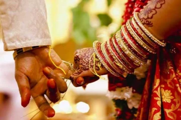 திருமணமான மறுநாள் தோழியுடன் சென்ற இளம்பெண் - அதிர்ச்சியில் மயங்கி விழுந்த புதுமாப்பிள்ளை