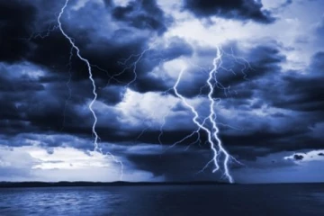 மின்னல் தாக்கி கடலில் மாயமான குடும்பஸ்தர்