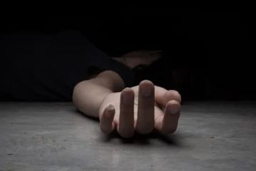 மாடியேறிய இளம் தாய்க்கு நேர்ந்த துயரம் ; வீடுதிரும்பிய மகனுக்கு காத்திருந்த அதிர்ச்சி