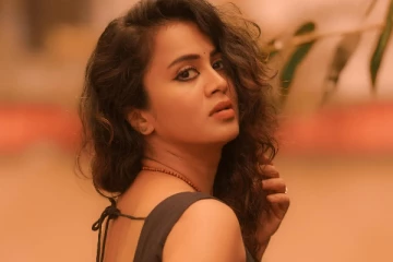 VJ அஞ்சனா சேலையில் அசத்தல் ஸ்டில்கள்