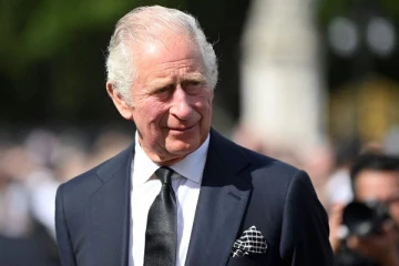 இங்கிலாந்தின் முடியரசர் வைத்தியசாலையில் அனுமதி