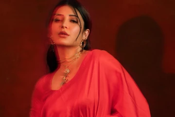 ஸ்ருதி ஹாசன் ரெட் சேலையில் அழகிய போட்டோஷூட்v