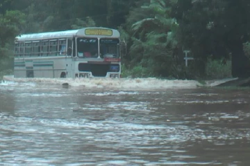 வெள்ளத்தில் பேருந்தை செலுத்திய சாரதியும் நடத்துனரும் பணி இடை நீக்கம்