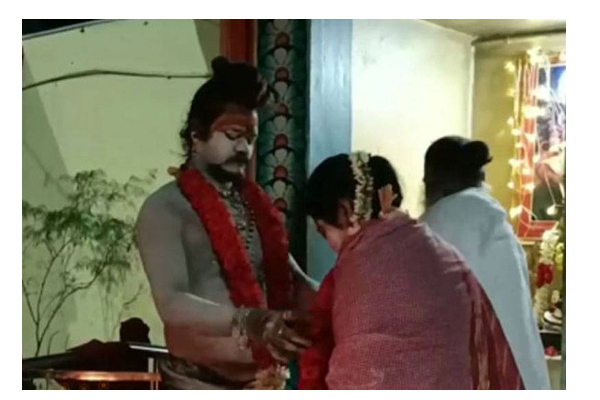 அகோரியை காதல் திருமணம் செய்த பெண் - ஆச்சரியத்துடன் பதறிப்போன மக்கள் | Agori Married A Woman From Kolkata In Trichy