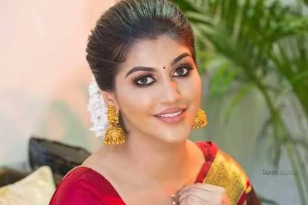 அட்டை படத்திற்காக அரைகுறை ஆடையில் போஸ் கொடுத்துள்ள யாஷிகா- வெளிவந்த போட்டோ