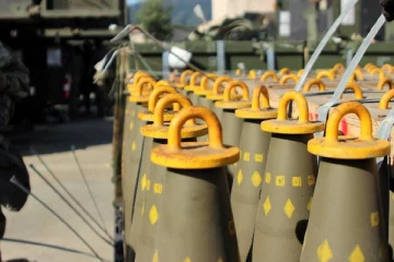 கொத்து குண்டுகளை குவித்து வைத்திருக்கிறோம்: வெளிப்படையாக மிரட்டல் விடுத்த புடின்