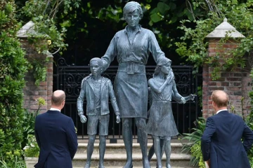 இளவரசி டயானாவின் சிலை இந்த புகைப்படத்தின் அடிப்படையில்தான் தயாரிக்கப்பட்டதாம்... சில துல்லியமான விவரங்கள்