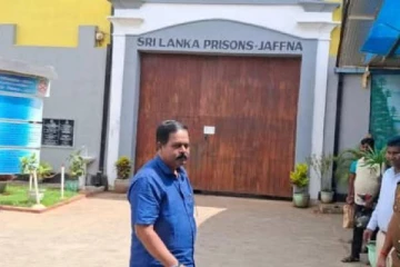 இலங்கை சிறையில் உள்ள தமிழக மீனவர்களை சந்தித்து பேசிய யாழ்ப்பாணம் எம்பி