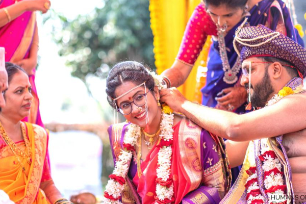 மாப்பிள்ளைக்கு தாலி கட்டிய மணப்பெண்! திருமணத்தில் இளைஞர் செய்த அதிரடி சம்பவம்... இன்ப அதிர்ச்சியில் நெகிழ்ந்து போன உறவுகள் | Mumbai Bride And Groom Exchanged Mangalsutras