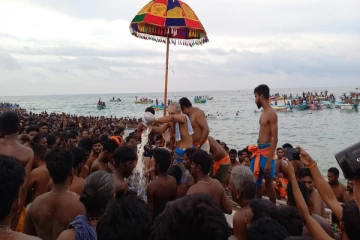 பக்தர்கள் புடை சூழ வல்லிபுரத்து ஆழ்வாருக்கு சமுத்திரத் தீர்த்தம்.....!