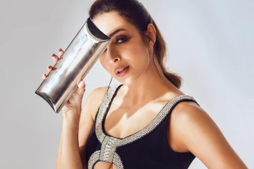 49 வயதில் இப்படியா.. கவர்ச்சியில் எல்லைமீறும் நடிகை