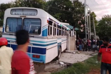 தமிழர் பகுதியில் பயங்கரம்: சலூன் கடைக்குள் புகுந்த கடற்படையினரின் பேருந்து!