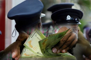 வெளிநாட்டு ஆசையால் பெரும் தொகையை இழந்த யாழ்ப்பாண ஆசிரியர்; கம்பி எண்ணும் நபர்