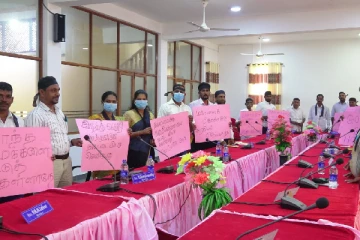 'இரத்தவெறி பிடித்தவனே நாட்டை விட்டு வெளியேறு'  கறுப்புப் பட்டி அணிந்து போராட்டம் (படங்கள்)