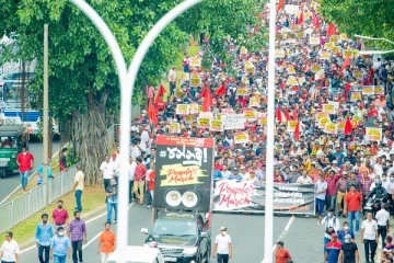 “ஆட்சியாளர்களை விரட்டியடிப்போம்”: கொழும்பிற்குள் நுழைந்துள்ள பல்லாயிரக்கணக்கான மக்கள் (Video)