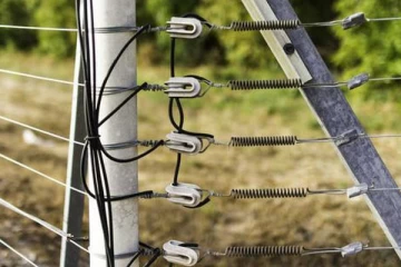 மின்சார கம்பியில் சிக்குண்டதில் 3 பிள்ளைகளின் தாய்க்கு நேர்ந்த சோகம்