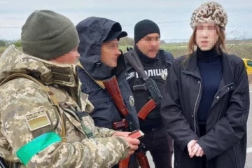 உக்ரைனிலிருந்து வெளியேற முயன்ற பெண்ணை தடுத்து நிறுத்திய எல்லை பாதுகாவலர்கள்: பின்னர் தெரியவந்த உண்மை