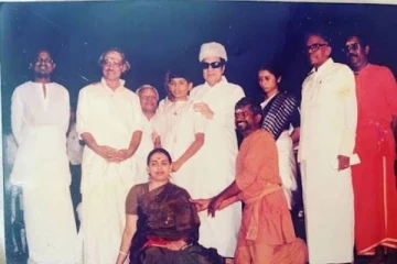 எம்ஜிஆர் கை வைத்திருக்கும் இந்த குழந்தை யார் தெரியுமா? டாப் இயக்குநர்!