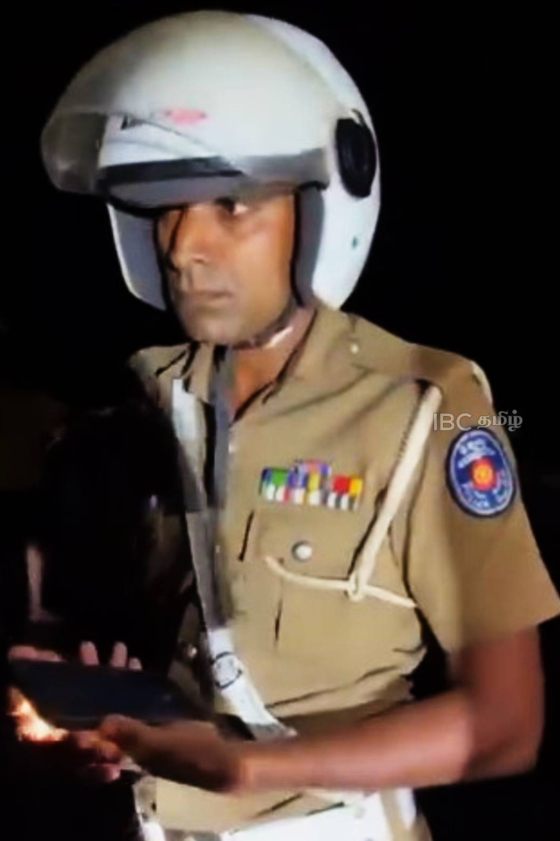 முல்லைத்தீவில் இரவில் பதற்றம்...! இளைஞர்களை காவல்துறையினர் தாக்கியதாக குற்றச்சாட்டு | Mullaitivu Cops Accused Of Assaulting Youth முல்லைத்தீவில் இரவில் பதற்றம்...! இளைஞர்களை காவல்துறையினர் தாக்கியதாக குற்றச்சாட்டு | Mullaitivu Cops Accused Of Assaulting Youth