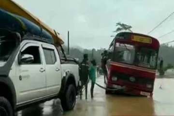 நாவலப்பிட்டி வெள்ளத்தில் சிக்கிய இ.போ.ச.பேருந்தை மீட்ட இளைஞர்கள்