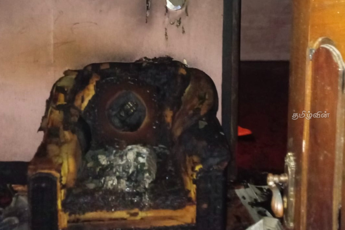 வவுனியாவில் வீடு தீக்கிரை: பெறுமதியான பொருட்கள் எரிந்து நாசம் | House Catches Fire In Vavuniya