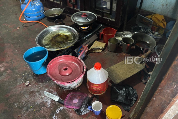 மன்னாரில் சுகாதார சீர்கேட்டுடன் இயங்கிய உணவகம்: எடுக்கப்பட்ட நடவடிக்கை | Mannar Authorities Seal Illegal Food Outlet