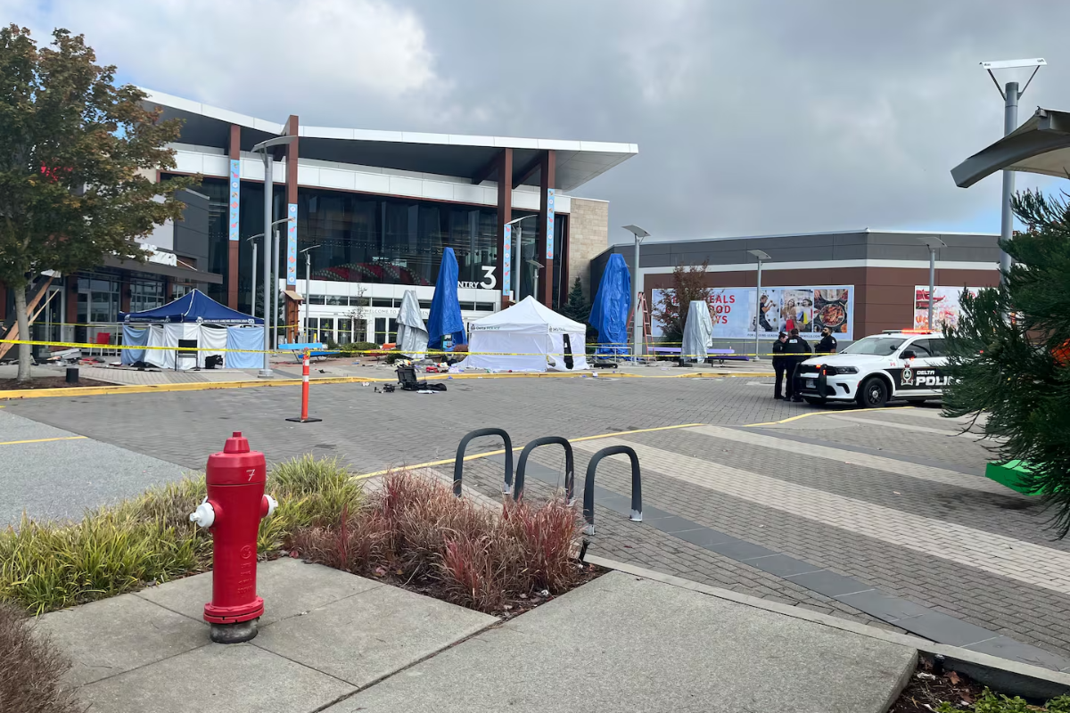 கனடாவில் கோர வாகன விபத்து: இருவர் பலி, இருவர் காயம் | Crash Kills 2 Injures 2 Outside Bc Mall