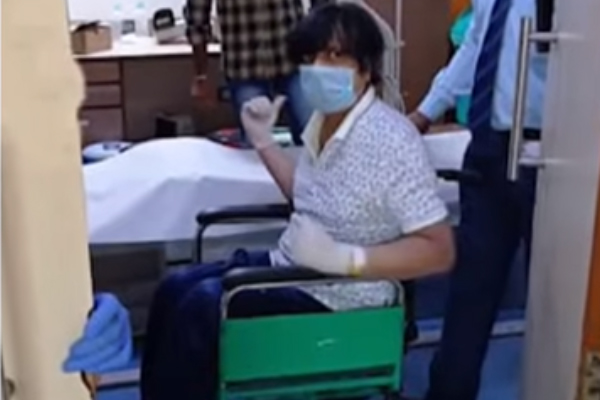 வீல் சேரில் நவரச நாயகன் கார்த்திக்.... உண்மையில் அவரது பிரச்சனை என்ன? | Actor Karthik In Wheel Chair Son Explanation